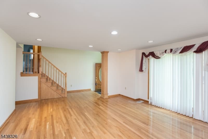 820 E Broad St, Westfield Town, Union photo 3