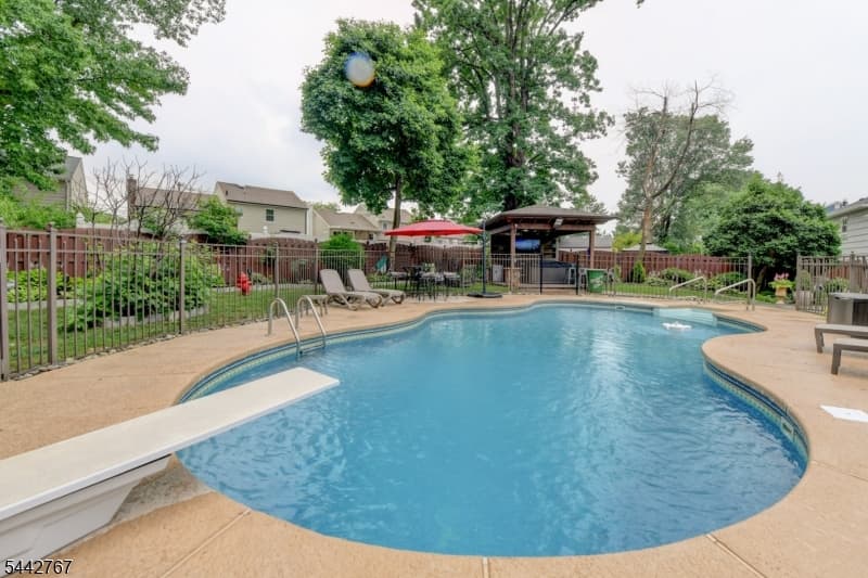 835 Colonial Arms Rd, Union Twp., Union
