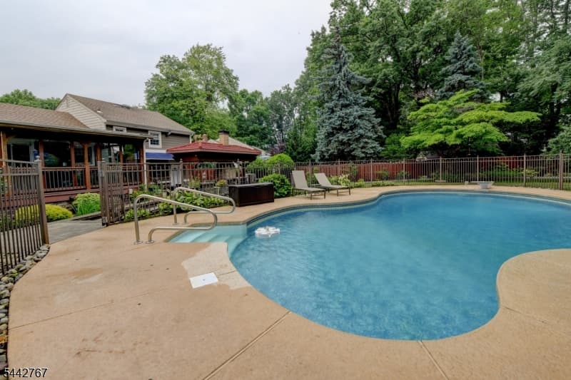 835 Colonial Arms Rd, Union Twp., Union photo 3