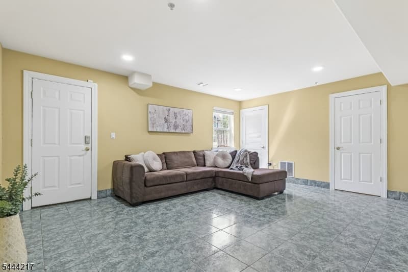 1366 Genovese Ln, Rahway City, Union photo 32