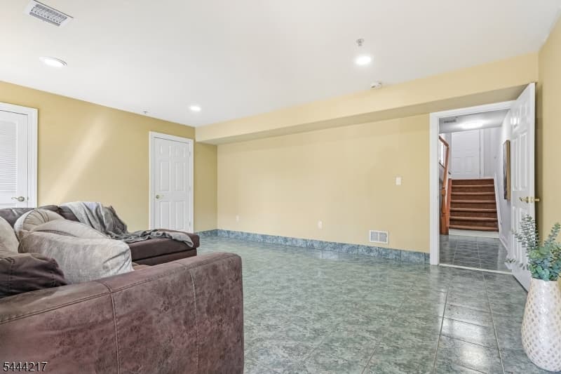 1366 Genovese Ln, Rahway City, Union photo 34