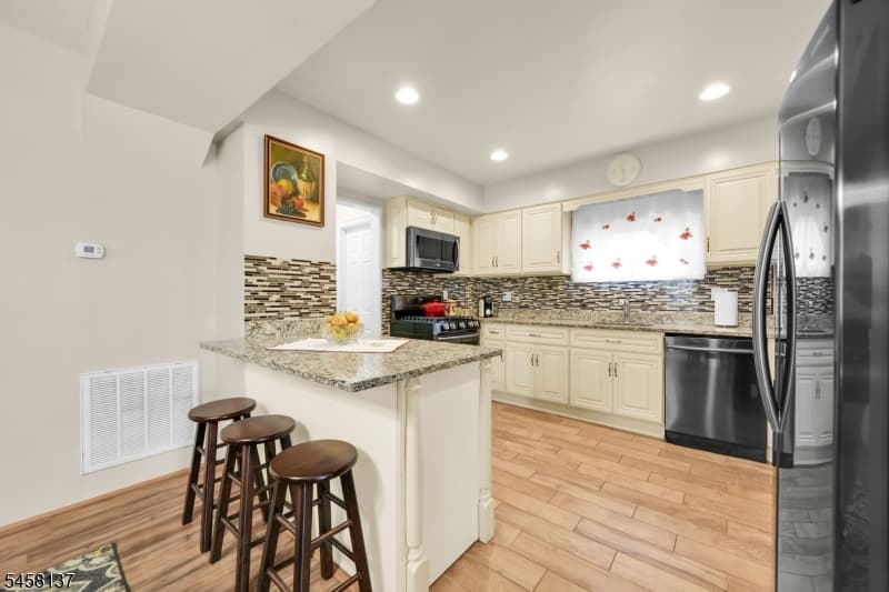 270 Crann St, Hillside Twp. photo 9