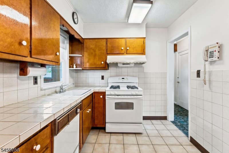 895 Apgar Ter, Rahway City photo 8