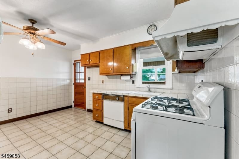 895 Apgar Ter, Rahway City photo 9