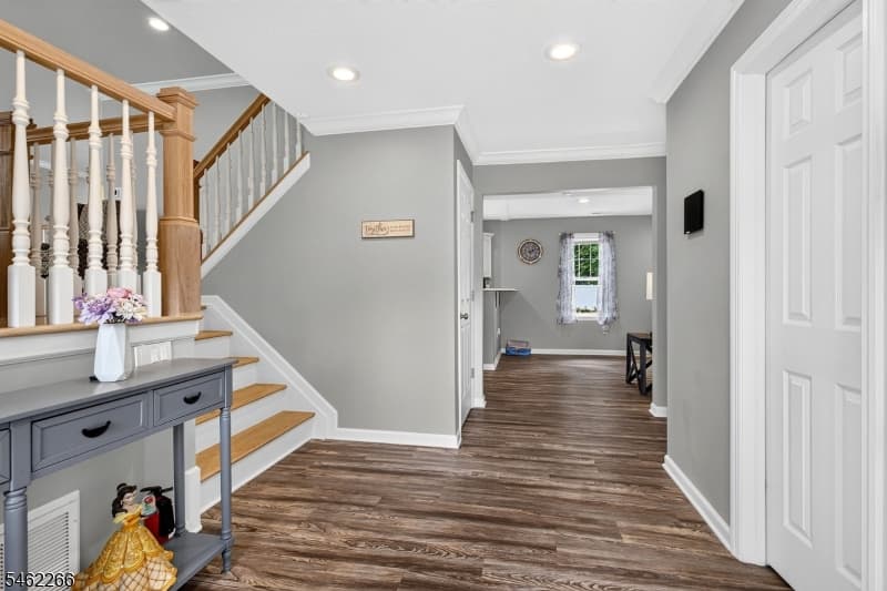 2 Braemar Cir, Cranford Twp. photo 3