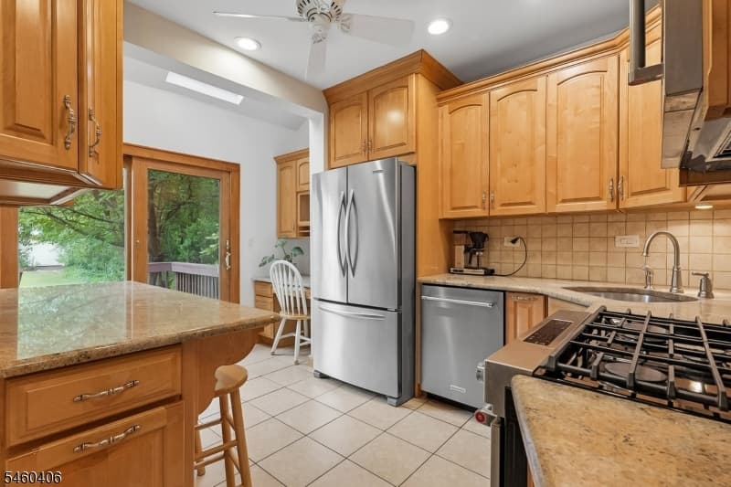 548 Hort St, Westfield Town photo 9