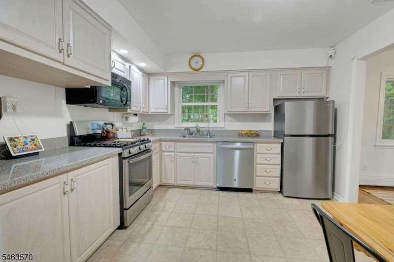 54 Yarmouth Dr, New Providence Boro photo 7