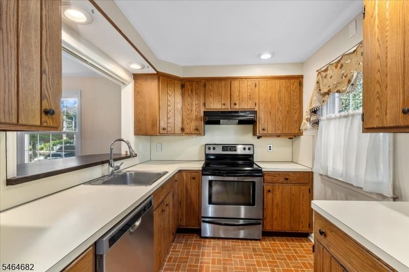 585 Trinity Pl, Westfield Town photo 7