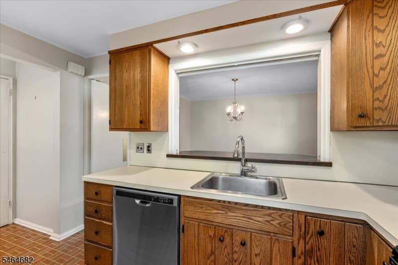 585 Trinity Pl, Westfield Town photo 8