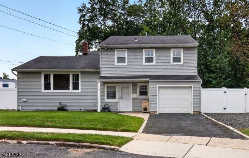 2 Braemar Cir, Cranford Twp.