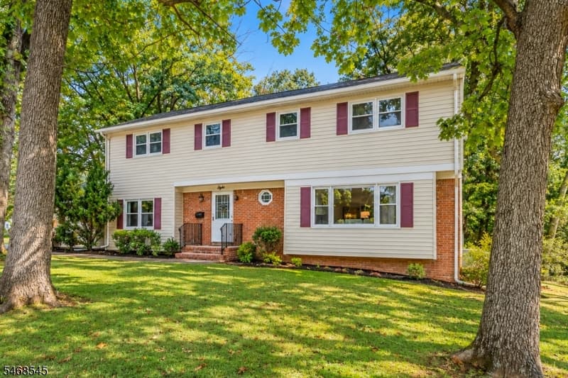 8 Hathaway Dr, New Providence