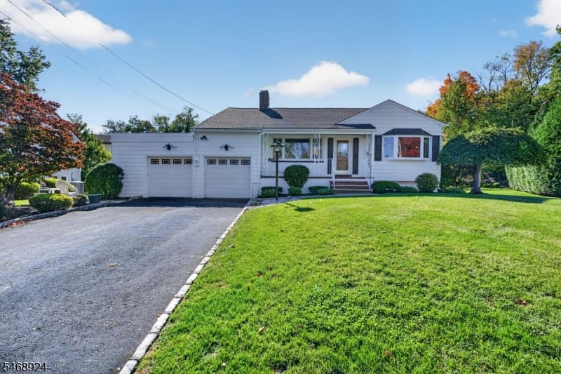 38 Nomahegan Ct, Cranford Twp.