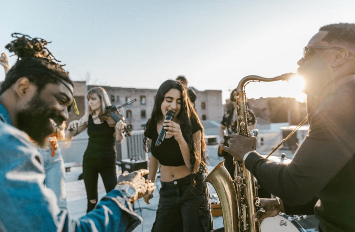 Roselle's R&B Night Brings Neighbors Together Every Thursday